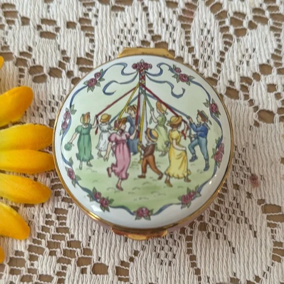 💐Crummles & Co; Vintage, Made in England - Enamel Maypole Kate Greenway Trinket - Picture 2 of 10